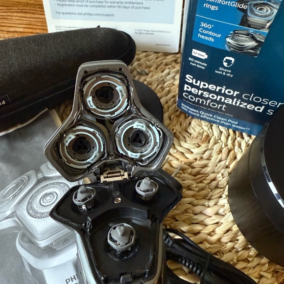 Philips Norelco 9800 Electric Shaver Set - Picture 3 of 12